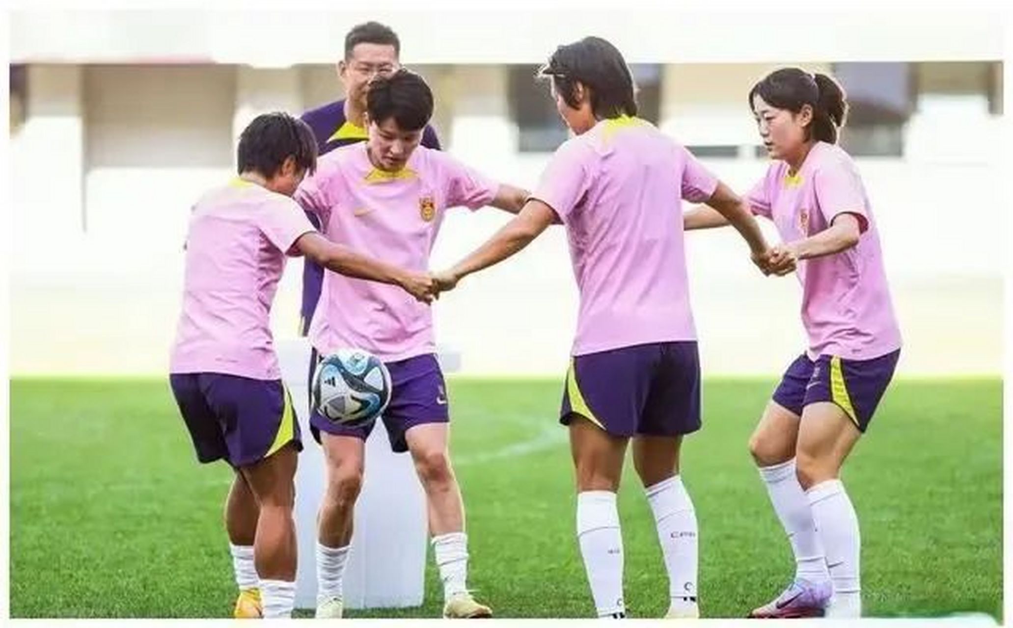开云体育-包含哥伦比亚女足队球员在当地小学举办慈善活动的词条
