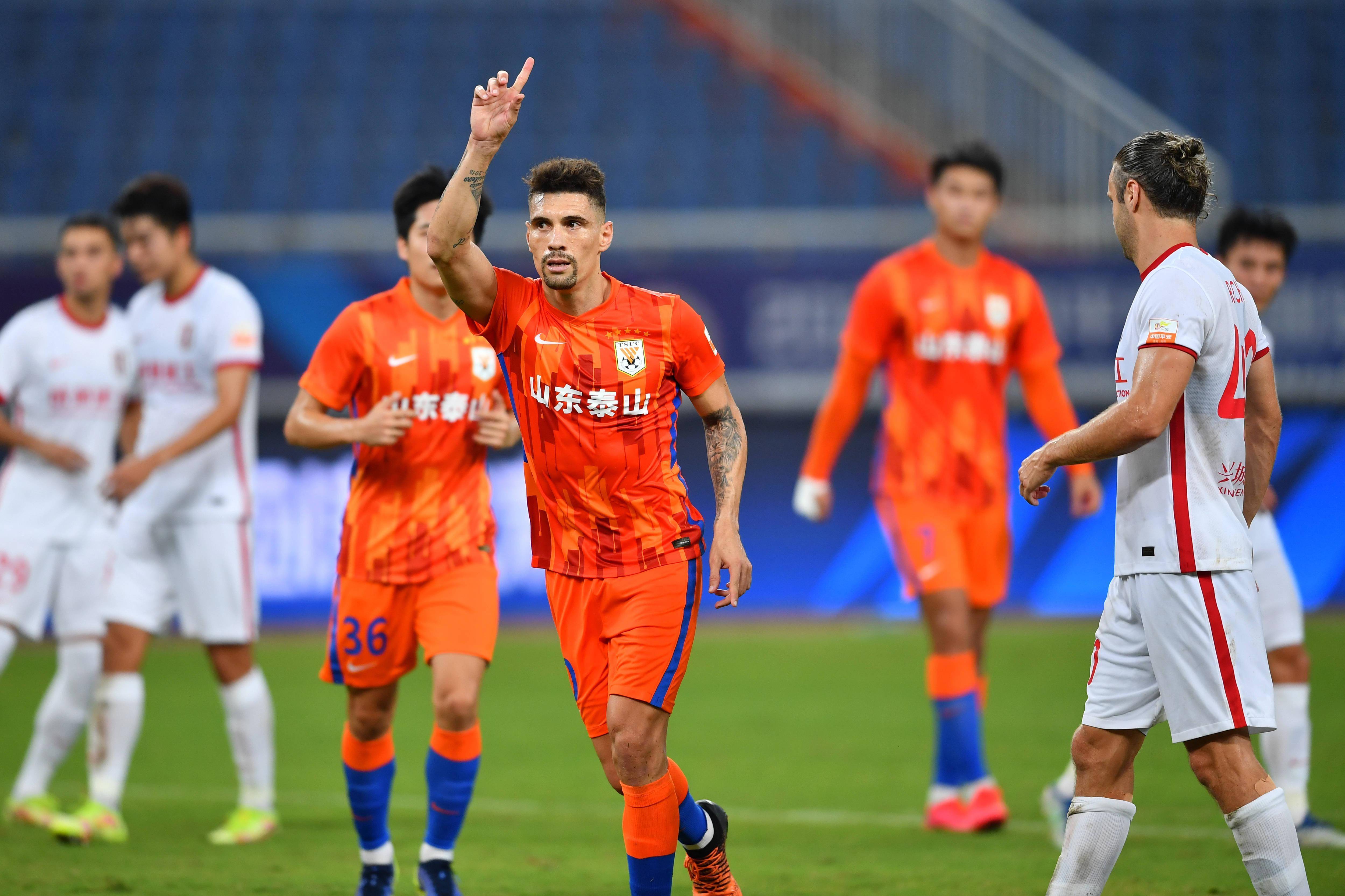 山东鲁能全队拼搏，积极备战的简单介绍