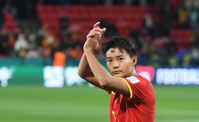 -美国女足比赛中鏖战硝烟，演绎巅峰对决