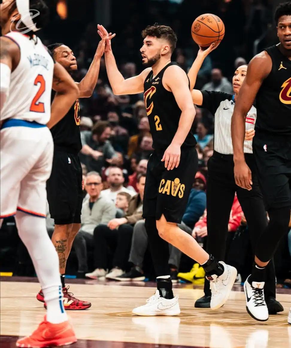 尼斯球队备战下一场比赛，球员士气高涨