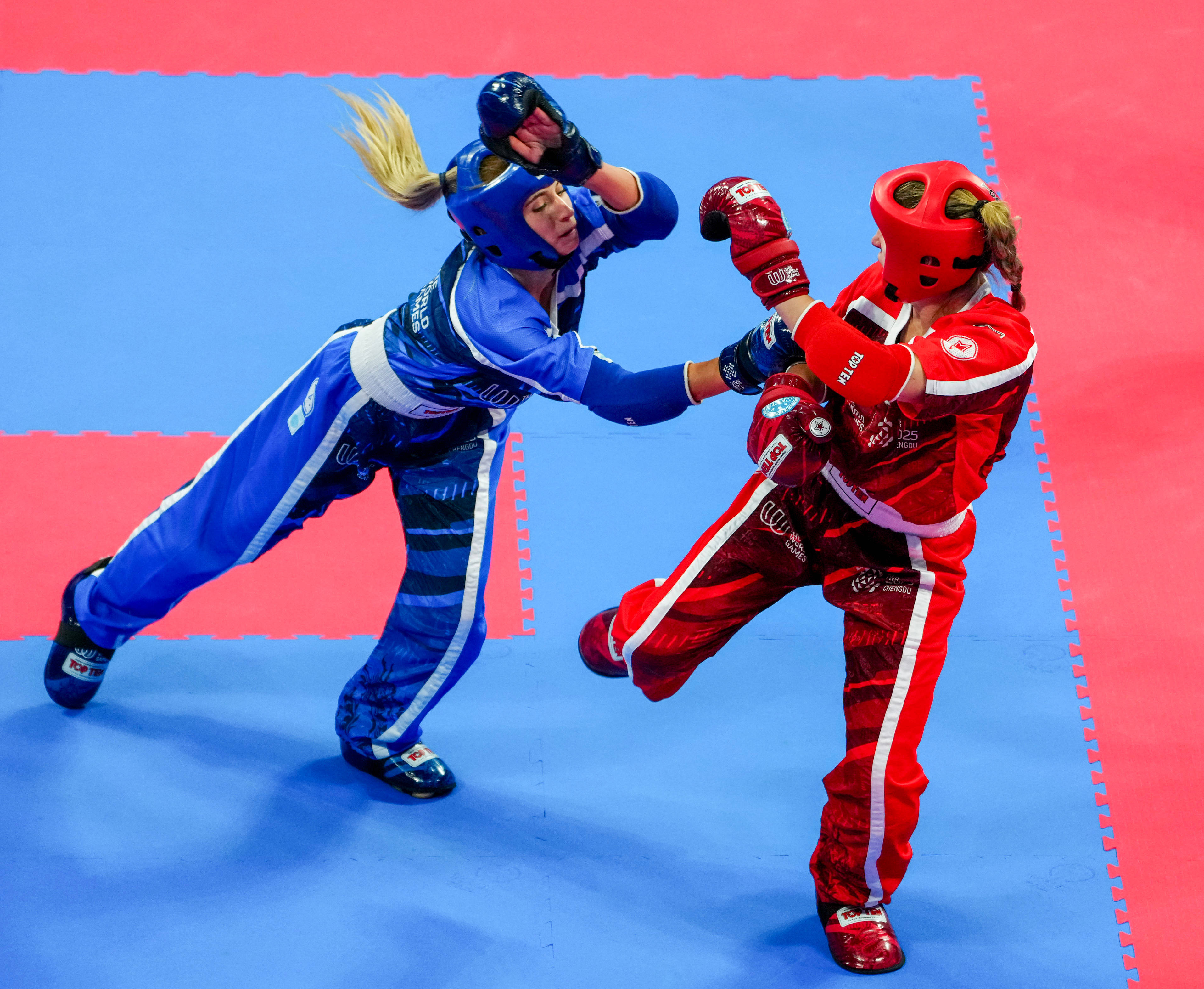 自由搏击选手斗志昂扬击败对手