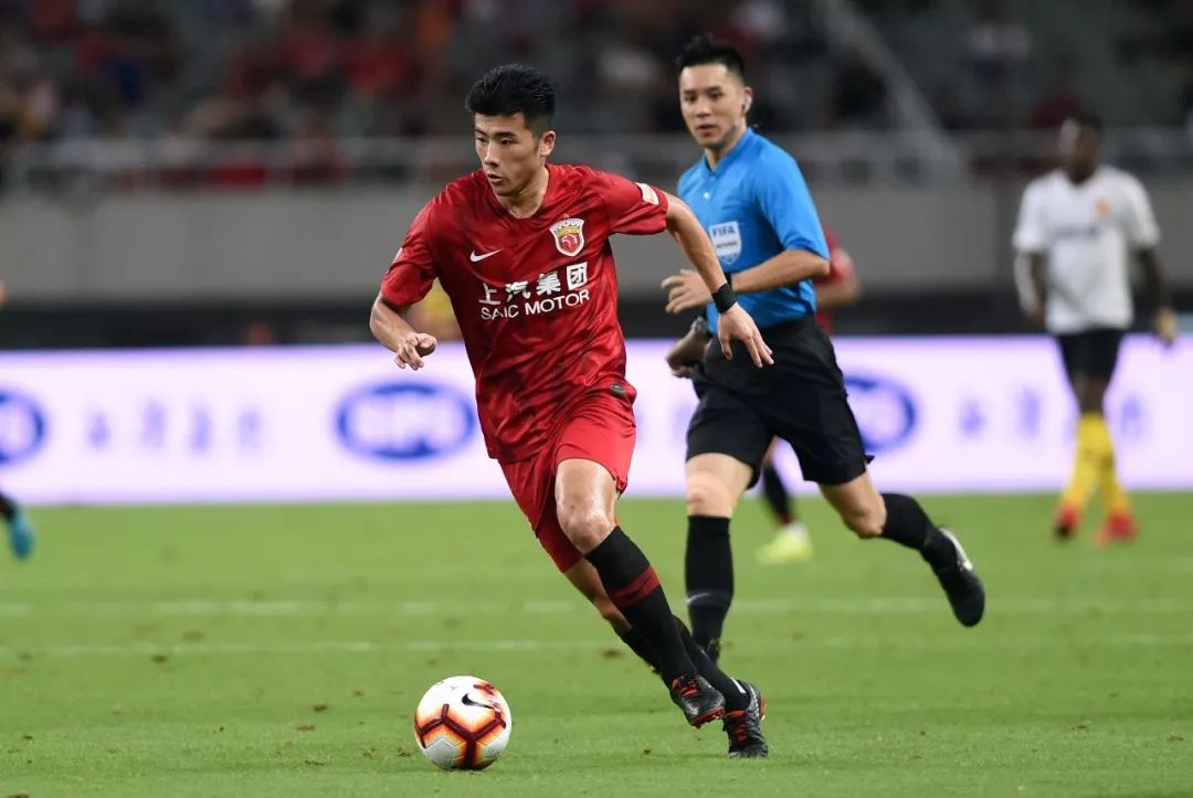 上港客场战胜华夏幸福，稳坐榜首